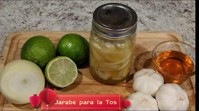 Ingredientes naturales que incluyen lima, cebolla, ajo, miel y jarabe de limón para el remedio casero contra la tos y la gripe.